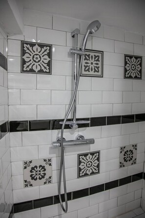 Doccia, asciugacapelli, asciugamani, sapone