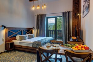 Caja de seguridad en la habitación y espacio para trabajar con laptop