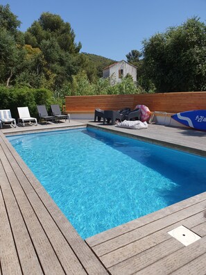 Una piscina al aire libre