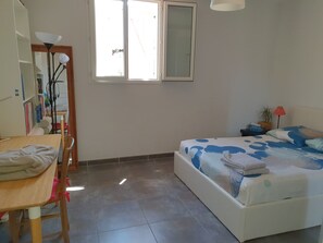 4 bedrooms, WiFi, bed sheets - Beautiful contemporary house with pool near the sea (Le Pradet)