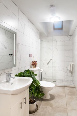 Amenidades de baño ecológicas, secadora de cabello, toallas 