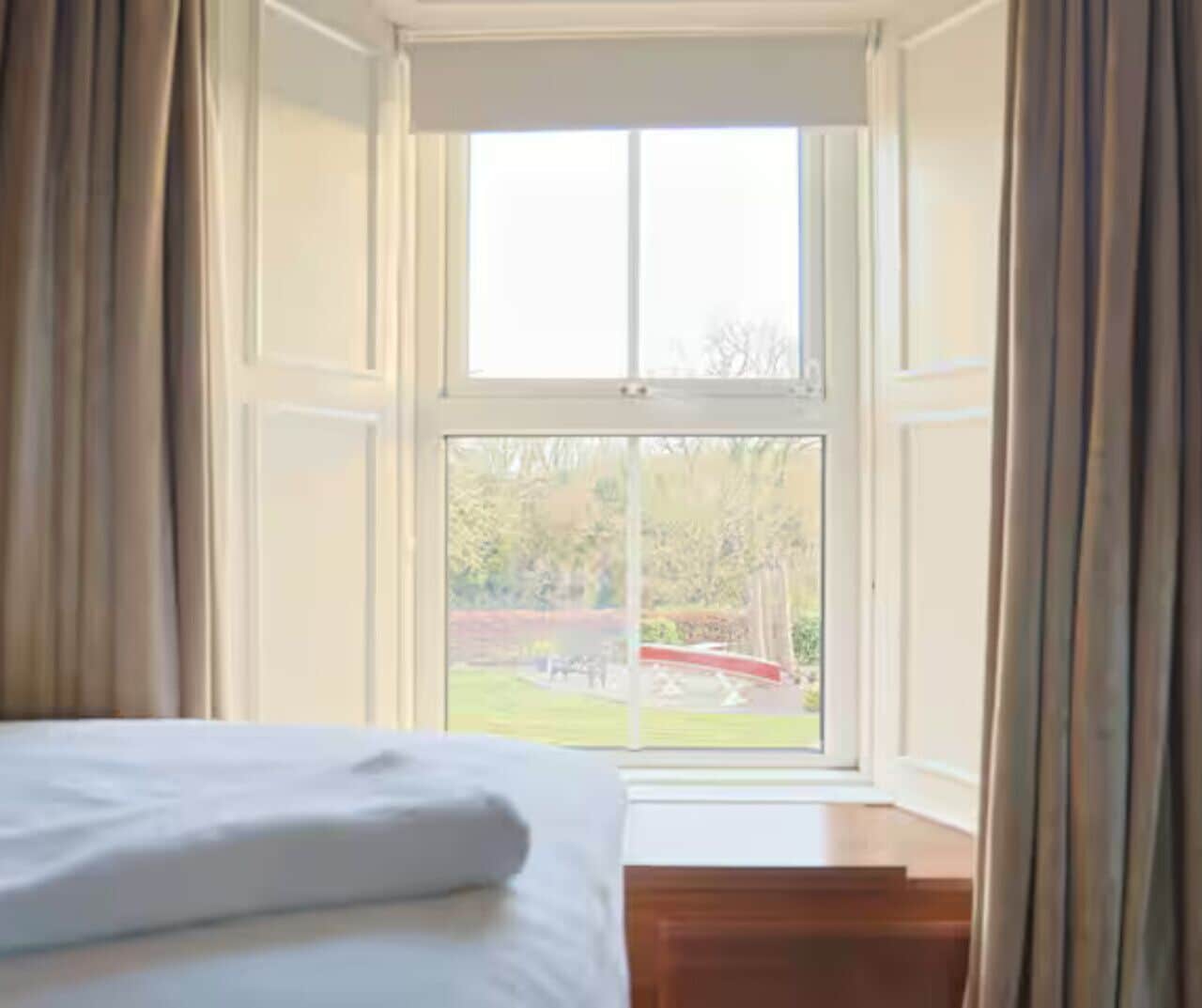 9 bedrooms, desk, iron/ironing board, travel cot