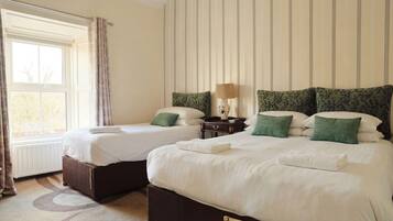 9 dormitoris, escriptori i planxa i posts de planxar