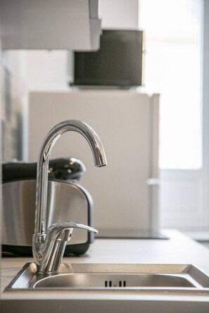 Réfrigérateur, micro-ondes, plaque de cuisson, cafetière/bouilloire