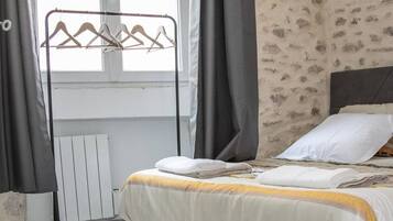 8 slaapkamers, een bureau, een strijkplank/strijkijzer, reisbedje