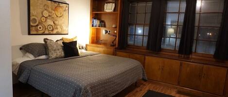 3 bedrooms, desk, iron/ironing board, free WiFi