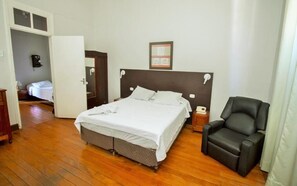 Dreibettzimmer | Minibar, Schreibtisch, laptopgeeigneter Arbeitsplatz