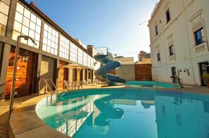 2 Außenpools, geöffnet von 06:00 Uhr bis 20:00 Uhr, Sonnenschirme