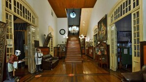 A grand hallway with wooden flooring, a staircase, and a chandelier. - Palace Hotel de Caxambu (Caxambu)