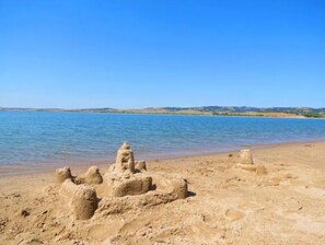 Playa en los alrededores, camastros y toallas de playa 