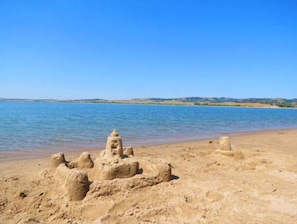 Playa en los alrededores, camastros y toallas de playa