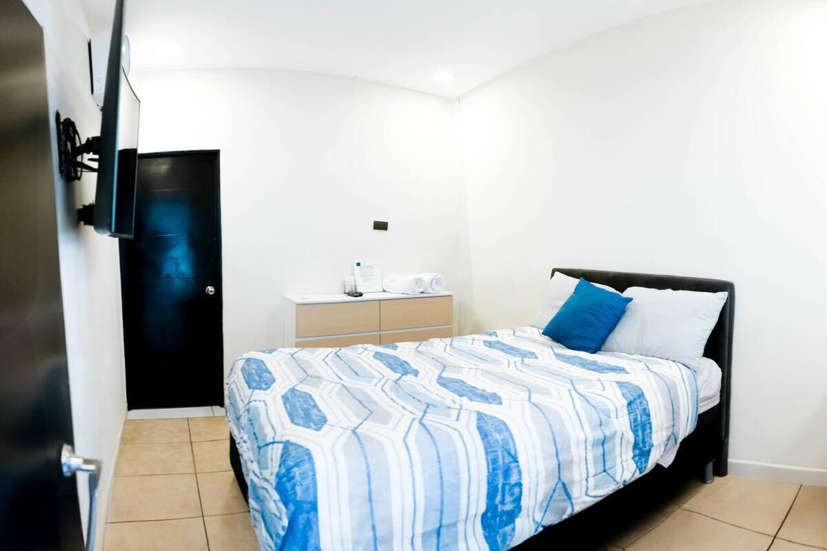 Habitación Doble Económica | 遮光布/窗簾、免費無線上網、床單