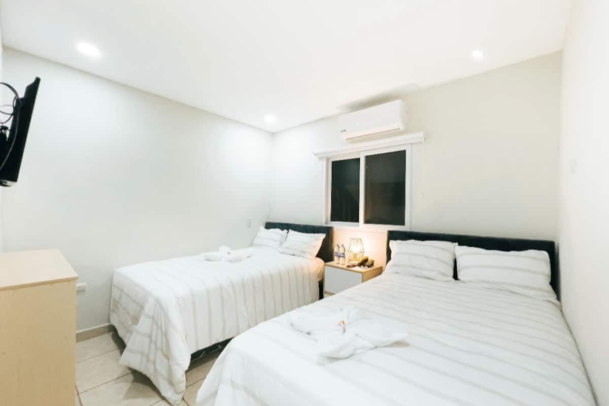 Habitación Doble Estándar - 2 camas Individuales | 遮光布/窗簾、免費無線上網、床單