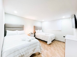 Cortinas blackout, wifi gratis y ropa de cama