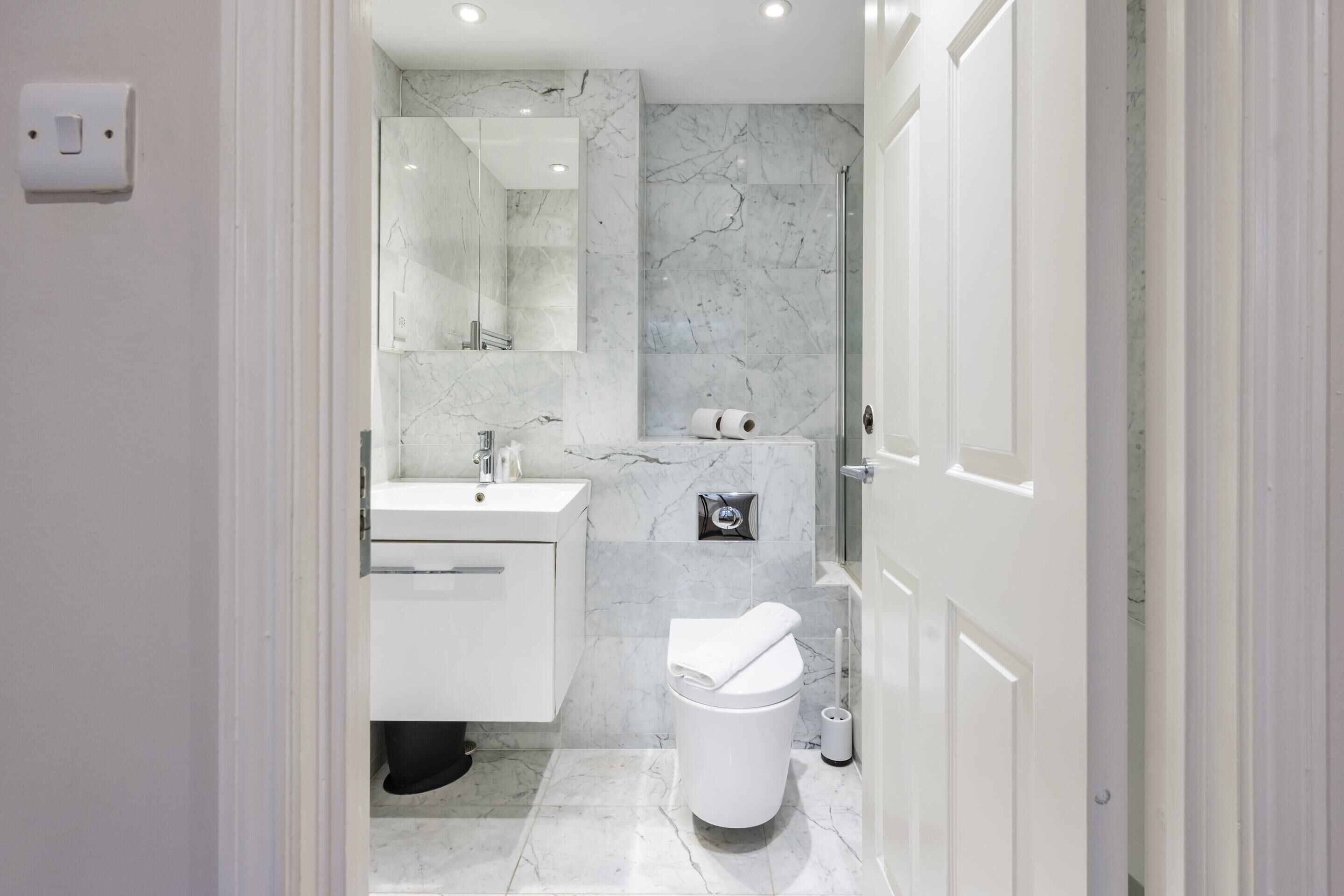 Basic-Apartment, Mehrere Betten | Badezimmer | Dusche, Haartrockner, Handtücher, Seife