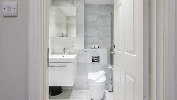 Basic-Apartment, Mehrere Betten | Badezimmer | Dusche, Haartrockner, Handtücher, Seife
