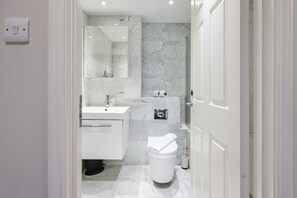Basic Apartment, Multiple Beds | Bathroom | Shower, hair dryer, towels, soap - Stunning 2 Bed-hosted by Sweetstay (London)