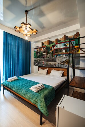 غرفة عادية - سرير كبير - منظر للفناء | بديكورات فريدة لكل غرفة ومكتب ومساحة عمل للكمبيوتر المحمول