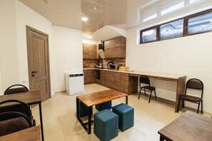 بوفيه فطور يوميًا بتكلفة قدرها (15 USD للشخص)