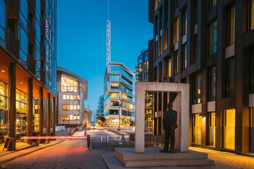 * CENTRAl * COZY * KiNG BED *