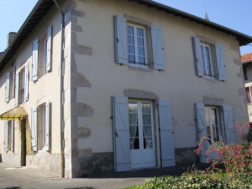 Maison avec terrain clôturé dans village