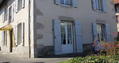 Maison avec terrain clÎturé dans village