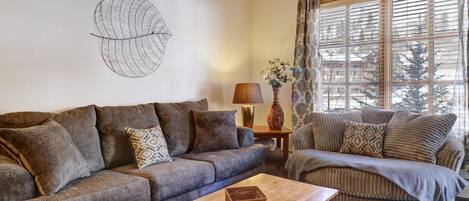 Condo, 1 Bedroom | Living area