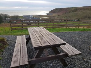 Outdoor dining - Sea view Luxury Cabin, King bed, walk to Harbour and Beach (Dunbeath)