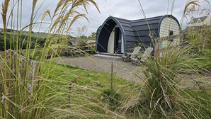 Exterior - Sea view Luxury Cabin, King bed, walk to Harbour and Beach (Dunbeath)