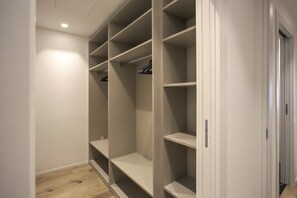 2 habitaciones, escritorio y espacio para trabajar con laptop