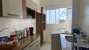 Refrigerador, horno, parrilla de estufa y cafetera y tetera