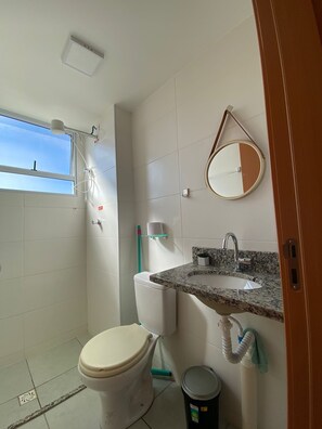 Douche, serviettes fournies, papier de toilette