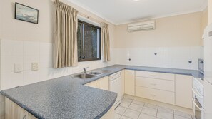 Mikrowelle, Geschirrspüler, Esstisch