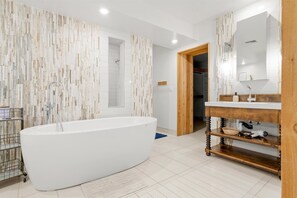 Ensemble douche/baignoire, sèche-cheveux, serviettes fournies