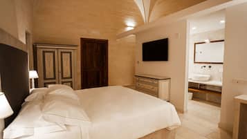 Superior-værelse | Minibar, pengeskab på værelset, skrivebord, lydisolering