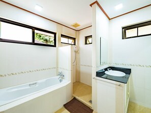 Bademäntel, Handtücher, Seife, Shampoo