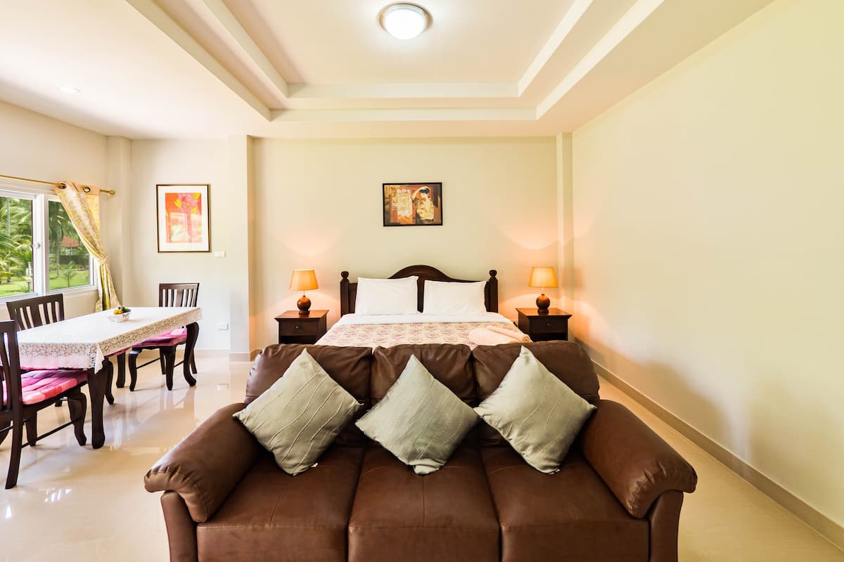 1 bedroom, premium bedding, memory-foam beds, soundproofing