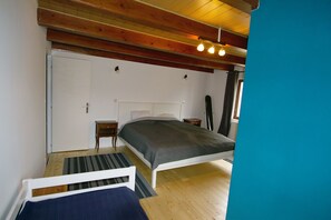 4 Schlafzimmer, Schreibtisch, Bügeleisen/Bügelbrett, Reisekinderbett