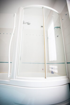 Family Apartment | Bathroom | Hair dryer, bidet, towels - Dante108 (Como)