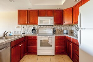 Kjøleskap, mikrobølgeovn, ovn og kokeplater