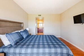 2 bedrooms, desk, iron/ironing board, free WiFi - Condo with Golf Course & Camelback Mountain Views. (Scottsdale)