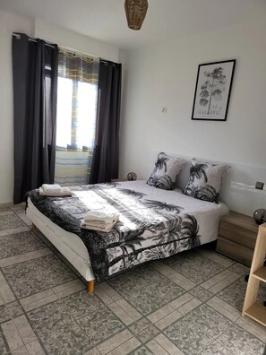 3 Schlafzimmer, Schreibtisch, Bügeleisen/Bügelbrett, Reisekinderbett