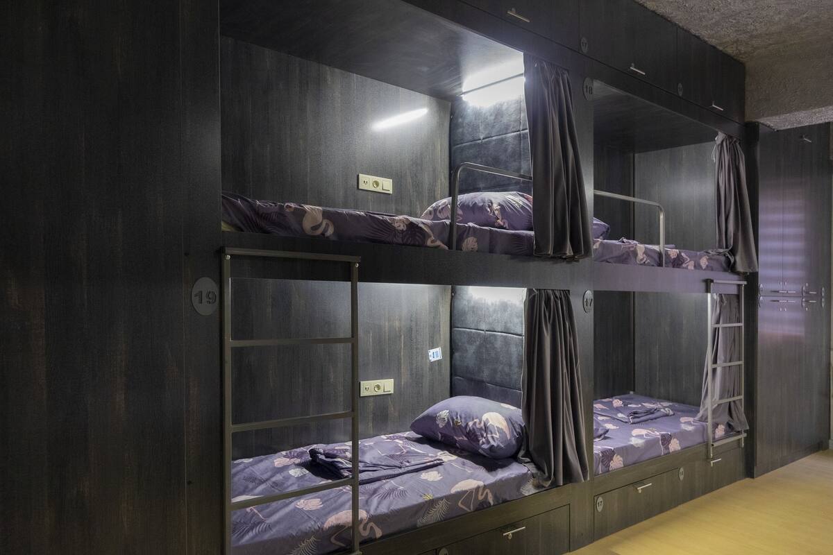 Habitación Confort | Cortinas blackout, tabla de planchar con plancha y wifi gratis