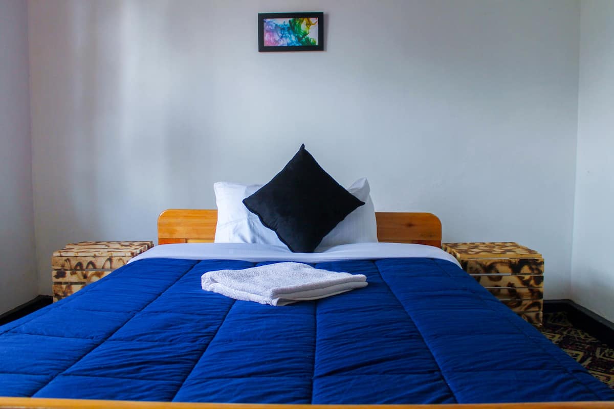 Escritorio, tabla de planchar con plancha, wifi gratis y ropa de cama