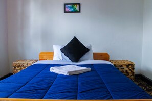Escritorio, tabla de planchar con plancha, wifi gratis y ropa de cama 
