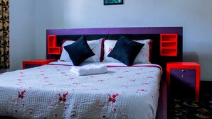 Standard Double Room | Desk, iron/ironing board (on request), WiFi (free), bed sheets - Motel Santaviva (Kisoro)