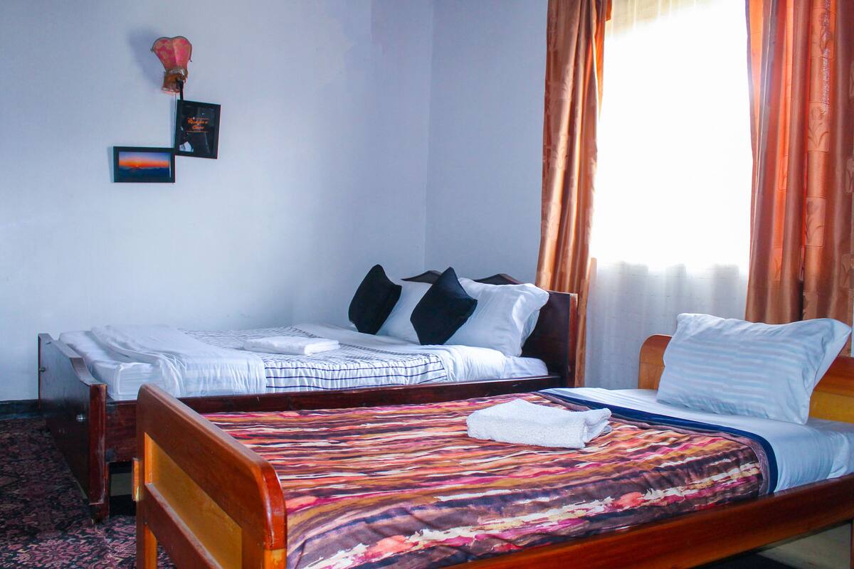 Escritorio, tabla de planchar con plancha, wifi gratis y ropa de cama
