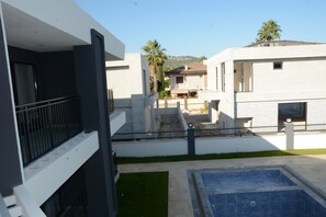 En säsongsöppen utomhuspool