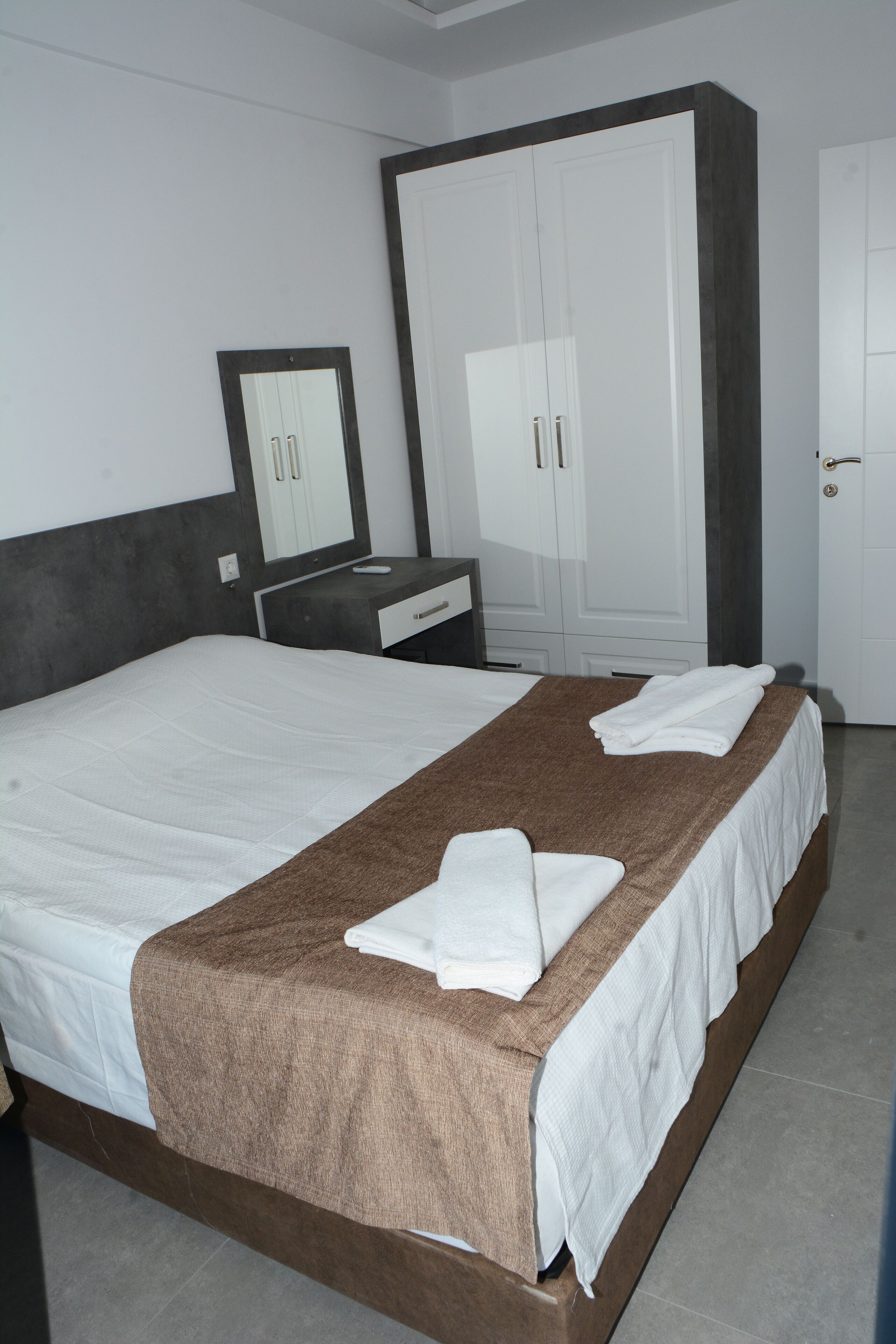 1 bedroom, desk, laptop workspace, bed sheets