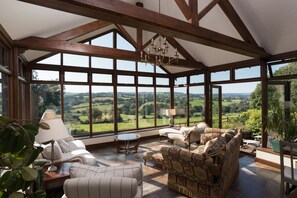 Living area - Countryside retreat with stunning views & pool (Bristol)